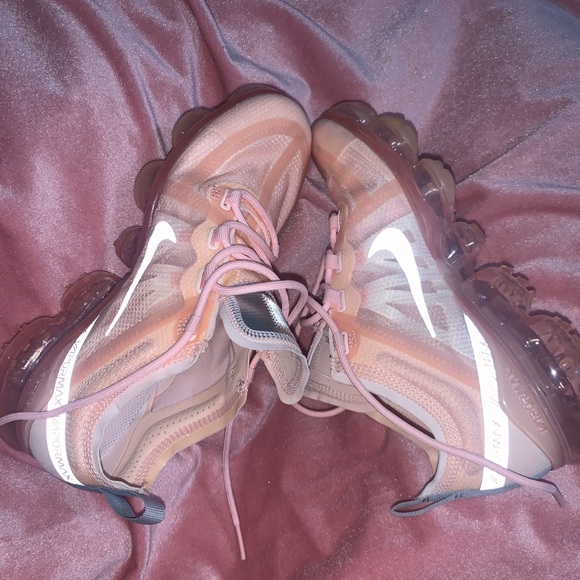2019 Wmns Air VaporMax 2019 'Echo Pink Silver' - Picture 2 of 10